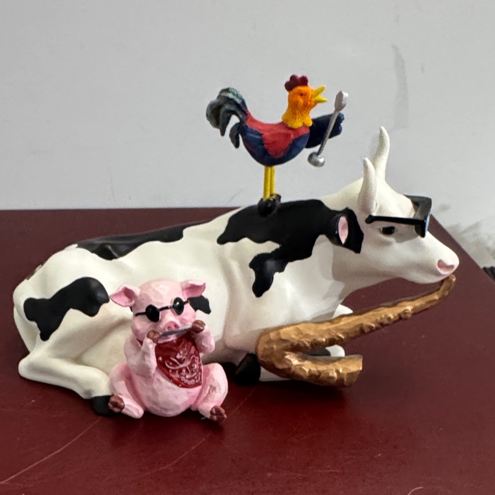CowParade "Mixed Plate Blues" figurine, model #9141 (retired) 2001 - Picture 5 of 9